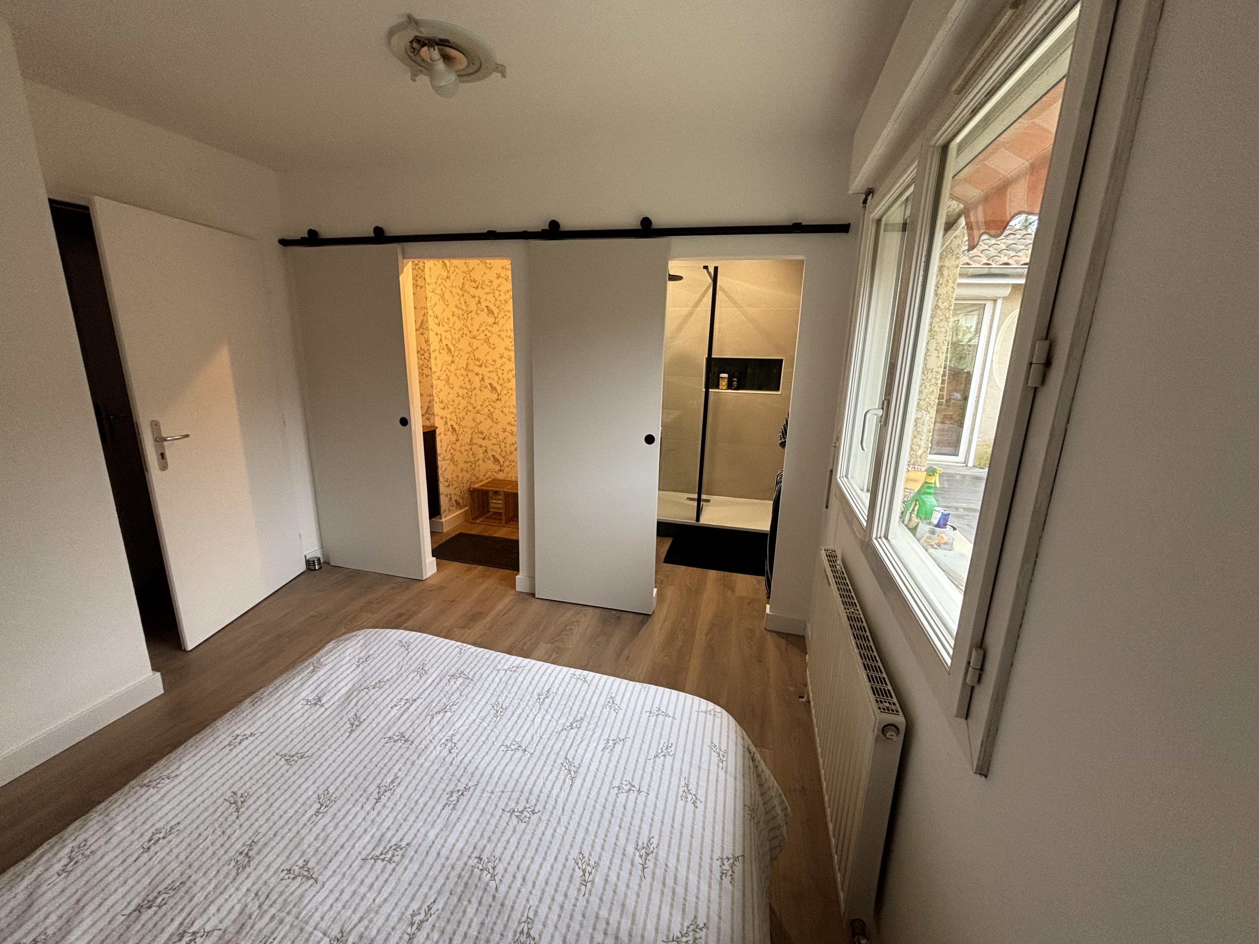 Chambre avec porte coulissante grange — Chassieu