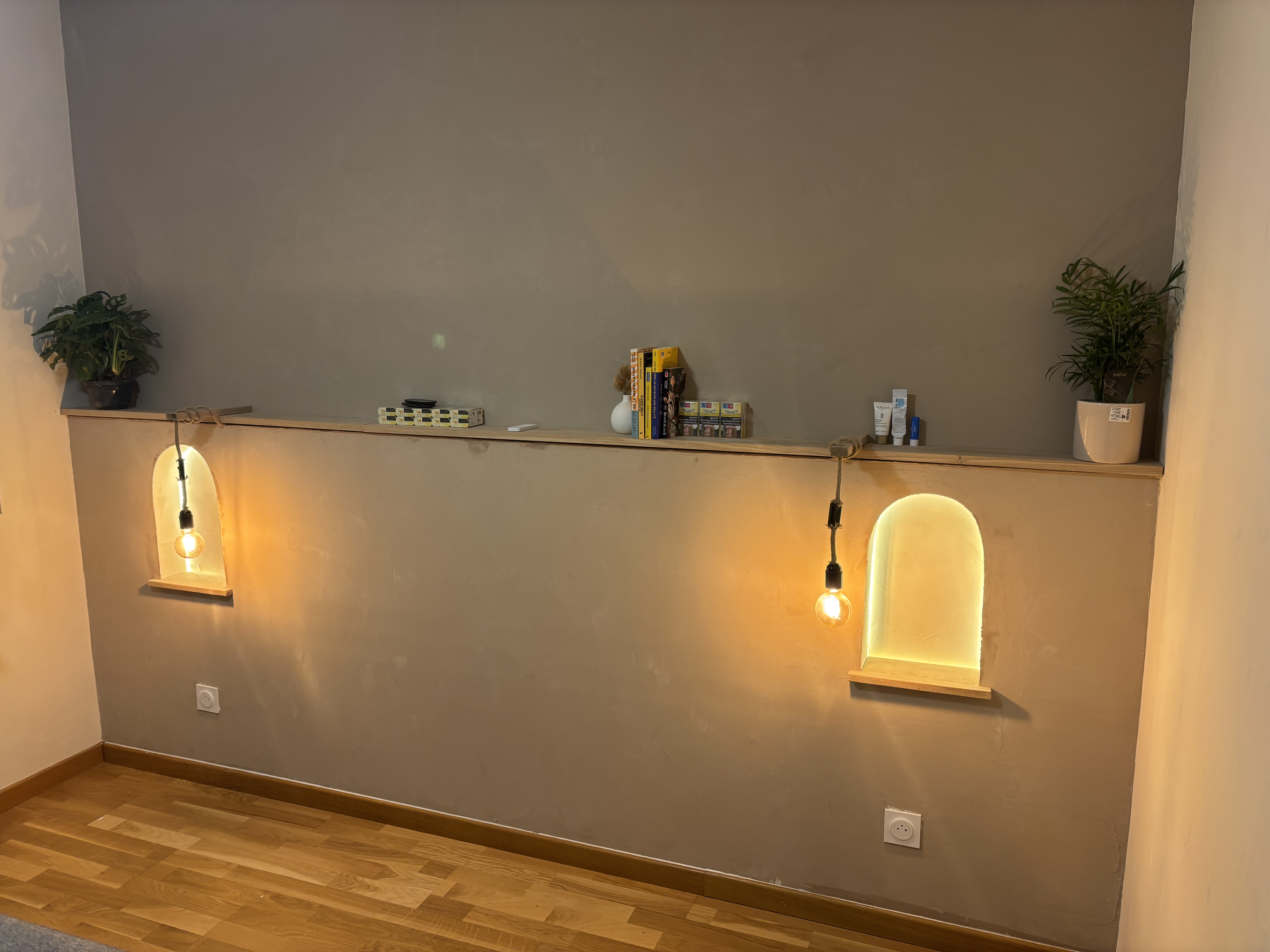 Tête de lit avec niches éclairées — Chassieu